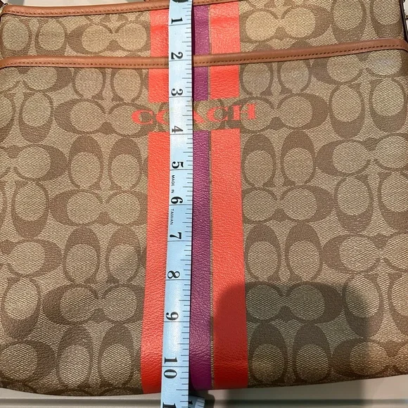 Coach EUC pebble leather crossbody purse. - Picture 2 of 4